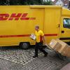 Ein Paketzusteller der Deutschen Post DHL liefert Pakete aus.