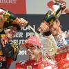 Champagner für den Sieger: Der Zweite Sebastian Vettel (links) von Red Bull und der Drittplatzierte Jenson Button (rechts) von McLaren Mercedes feiern mit Gewinner Fernando Alonso von Ferrari.