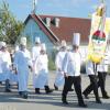 Aufmarsch der Spezialitätenwirte: Sie zogen mit rund 300 Besuchern zum ersten Laurentiusfest am Landkreismittelpunkt.  
