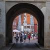 Was gab es da auf dem Altstadtflohmarkt in Nördlingen am Samstag nicht alles zu entdecken: Spielsachen, Kleider, Schuhe, Schmuck, Kunstgegenstände oder Körbe. Gerade am Vormittag war der Flohmarkt sehr gut besucht, die Besucherinnen und Besucher bummelten durch die Straßen. Unser Fotograf Josef Heckl war mit seiner Kamera unterwegs und hat einige Impressionen eingefangen.