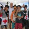 Alexander Leupolz aus Königsbrunn war für das Internationale Komitee vom Roten Kreuz (ICRC) vom 15. November bis 18. Dezember 2013 im Hilfseinsatz auf den Philippinen nach Taifun Haiyan. Unser Bild zeigt ihn mit örtlichen Hilfskräften in der Stadt Guiuan, wo er ein Basislager für über 60 Rotkreuzhelfer aufbaute. 
