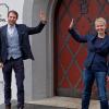 Vorstellung mit dem derzeit gebotenen Abstand: Oettingens Bürgermeister Thomas Heydecker und die neue Innenstadtmanagerin Christine Stark.  	