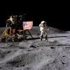 Das von der Nasa zur Verfügung gestellte Foto zeigt den US-Astronaut John Young, der im April 1972 der US-Flagge auf dem Mond salutiert. 