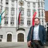 Jan Rothenbacher vor dem Memminger Rathaus, seinem neuen Arbeitsplatz. Dort wird der Sozialdemokrat am 21. März zum Oberbürgermeister vereidigt, nachdem er Amtsinhaber Schilder (CSU) geschlagen hat.