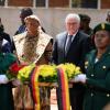 Bundespräsident Frank-Walter Steinmeier legt zusammen mit Nachfahren der Helden des Maji-Maji-Krieges am Denkmal im Memorial Park von Songea einen Kranz nieder.