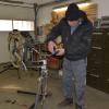 In der Tagesstätte des Abbé-Pierre-Zentrums gibt es  eine Werkstatt, in der die Besucher Fahrräder reparieren oder Möbel restaurieren können.  