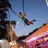 Bis zu vier Meter hoch konnten Volksfest-Besucher auf dem Bungee-Trampolin springen.