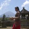 Ein Balinesin bringt Opfergaben in einen Tempel der 10 Kilometer vom Vulkan Mount Agung entfernt liegt.