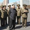 Nordkoreas Machthaber Kim Jong Un (M.) mit ranghohen Militärs.