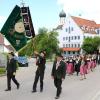 Ein farbenfroher Festzug zum 100. Jubiläum des Rehlinger Schützenvereins Alpenrose zog nach dem Gottesdienst vorbei am Rathaus zur Festhalle.