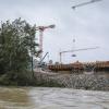 Wegen des vielen Regens bringt der Lech derzeit einige Wassermassen. Bisher bereitet die Höhe des Abflusses den Bauarbeiten am Lechsteg aber noch keine Probleme.