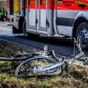 Ein Radler war im Obermoos in Derching unterwegs und stürzte. Laut Polizei trug der  70-Jährige einen gebrochenen Unterschenkel davon. 