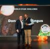 Familie Delle aus Gundelfingen wurde bei der World Steak Challenge 2022 in Dublin, Irland ausgezeichnet. Metzgermeister Martin Delle nahm den Preis für das Team entgegen.