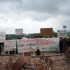 Demonstranten auf der Terrasse der Schlosswirtschaft beim Runden Tisch. Im Hintergrund das Areal des geplanten Flutpolders.