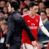 Haben sich derzeit wenig zu sagen: Arsenals Trainer Mikel Arteta (links) und Mesut Özil. Der ehemalige deutsche Nationalspieler spielt beim FC Arsenal keine große Rolle mehr. 