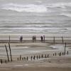 Sicherheit geht vor: Fischer beenden ihre Arbeit am Strand in Fuzhou.