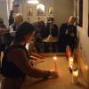 Außenministerin Annalena Baerbock entzündet in einer Kirche in Butscha eine Kerze für die Opfer.