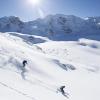 Die Diavolezza ist einer der drei Hausberge von St. Moritz. Diese Skifahrer wedeln hinab auf der Abfahrt Richtung Morteratschgletscher.