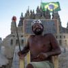 Marcio Mizael Matolias ist seit mehr als 20 Jahren der König vom Sandschloss in Rio. Der 40-Jährige lebt in seinem selbstgebauten Werk und liebt Bücher.