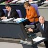 Oppositionsführer Gregor Gysi erregt sich in seiner Abrechnung mit Angela Merkels Regierungserklärung vor allem über die „Unterwürfigkeit gegenüber den USA“, die die Kanzlerin im Umgang mit dem Ausspähskandal zeige. 