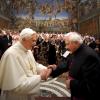 Papst Benedikt XVI. (l.) und sein älterer Bruder Georg Ratzinger in der Sixtinischen Kapelle im Vatikan bei einem Konzert der Regensburger Domspatzen am 17. Januar 2009.