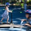 Schulkinder fahren bei Auftaktveranstaltung der ADAC Stiftung Kampagne „Sicher zu Fuß zur Schule“ an der Berliner Grunewald-Grundschule mit Rollern über einen Parcour.