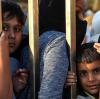Kinder warten auf die Ausgabe von Essensrationen im Flüchtlingscamp Moria auf der griechischen Insel Lesbos. Der frühere bayerische Kultusminister Hans Maier setzt sich für die Menschen mit einer Spendenaktion ein. 