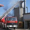 In einer Firma in Pessenburgheim ist in einem Silo ein Feuer ausgebrochen. Über 100 Feuerwehrleute waren vor Ort.