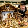 Robert Scheiderer verkauft auf dem Augsburger Christkindlesmarkt seit 43 Jahren Krippen.                           
