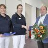 Mit Dr. Lucia Laszlo (Mitte) verstärkt eine weitere Medizinerin die Hausarzt-Praxis in Buchdorf, die Dr. Rita Mallison seit Mitte vergangenen Jahres betreibt. Bürgermeister Walter Grob begrüßte die Verstärkung mit einem Blumenstrauß.