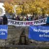 "Freiheit ohne Maske" war eine zentrale Forderung  bei der Demonstration am Samstagmittag auf dem Hellmairplatz in Landsberg.