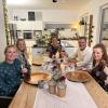 "Das perfekte Dinner" in Augsburg: Theresa, Barbara, Daniela, Günther und Alina (von links) haben ihre Kochkünste und Gastgeberqualitäten unter Beweis gestellt.