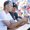 Heiko Herrlich sah sich zusammen mit Stefan Reuter das Training des FC Augsburg an.