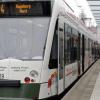 Seit einer Woche fahren die Straßenbahnen in Augsburg am Abend häufiger. Bei den Fahrgästen kommt das nach Angaben der Stadtwerke gut an.