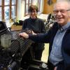 Franz und Inge Deibl nehmen Abschied – vom Geschäft und von der Druckerei mit ihrer ältesten Hochdruckmaschine, einer Original Heidelberg, die 60 Jahre lang im Betrieb stand. 