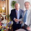 Bürgermeister Karl Seitle (links) war der erste Gratulant für Alwin Raupach. Der älteste Karlshulder feierte am 1. Mai seinen 95. Geburtstag. 	 