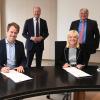 Unterzeichnung des Koalitionsvertrags mit mit (von links): Lorenz Müller, Fabian Wamser, Martin Sailer, Carolina Trautner und Harald Güller. 