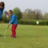 Klubmanager Alexander Burkhart hat Tipps für den fünfjährigen Golfneuling Michael.