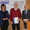 Paul Riegg (Mitte) ist seit 40 Jahren Mitglied des VdK-Ortsverbandes. Neben ihm auf dem Foto: Die stellvertretende VdK-Kreisvorsitzende Petra Wagner (links), Vorsitzender Hubert Ferber.