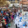 Gut eine Woche nach Weihnachten beginnt im Landkreis Dillingen die Faschingssaison. Wie kommen die Narren durch diesen Stress? Das Foto stammt von einem Umzug in Friedberg.  	
