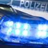 Laut Polizei ist ein Anhänger am Mittwoch in Diedorf gegen ein Auto gekracht. 