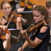Julia Fischer stand einst als 13-Jährige erstmals auf der Bühne des Festivals der Nationen. Aus dem einstigen Wunderkind ist mittlerweile ein Weltstar geworden, der sich selbst um Talentförderung kümmert, wie jetzt beim Auftritt mit dem vbw-Orchester in Bad Wörishofen. 