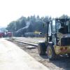 AmTag nach der Beschädigung einer Hauptwasserleitung wurden die Arbeiten für einen neuen Kreisverkehr westlich von Nattenhausen planmäßig fortgesetzt,.