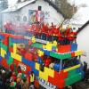 Saisonhöhepunkt in der Faschingshochburg Griesbeckerzell: Am Sonntag schlängelt sich der Gaudiwurm durch den Stadtteil. Mit diesem Lego-Wagen waren im vergangenen Jahr die Eisingersdorfer unterwegs.  	