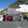 Vespa Uschi neben einer BMW auf dem Col d‘Iseran, dem höchsten überfahrbaren Gebirgspass der Alpen. 