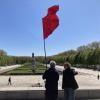 Eine rote Fahne wehte über dem sowjetischen Ehrenmal im Berliner Treptower Park.
