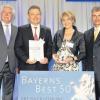 Mit dem Preis „Bayerns Best 50“, ausgezeichnet wurde die Firma Unsinn aus Holzheim. Im Bild (von links) Martin Zeil (Wirtschaftsminister), Josef und Rosa Unsinn sowie Juror Dr. Martin Oliver Wenk.  
