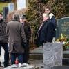 Der Leitende Oberstaatsanwalt Herbert Potzel (r) und Oberstaatsanwalt Ernst Schmalz (M) unterhalten sich am 08.01.2014 mit Beamten auf dem Friedhof in Lichtenberg.