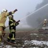 Die Feuerwehren aus Mering, Merching und Kissing löschten mit einem Großaufgebot am Samstag den Brand in Mering. 