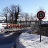 Seit fast einem Jahr wird an der Brücke gebaut, die zwischen Unggenried und Gernstall über die Gleise führt. Rechts im Bild ist am Brückenüberbau der Berührschutz zu sehen, der ein Berühren der Hochspannungs-Oberleitungsanlage verhindern soll. 